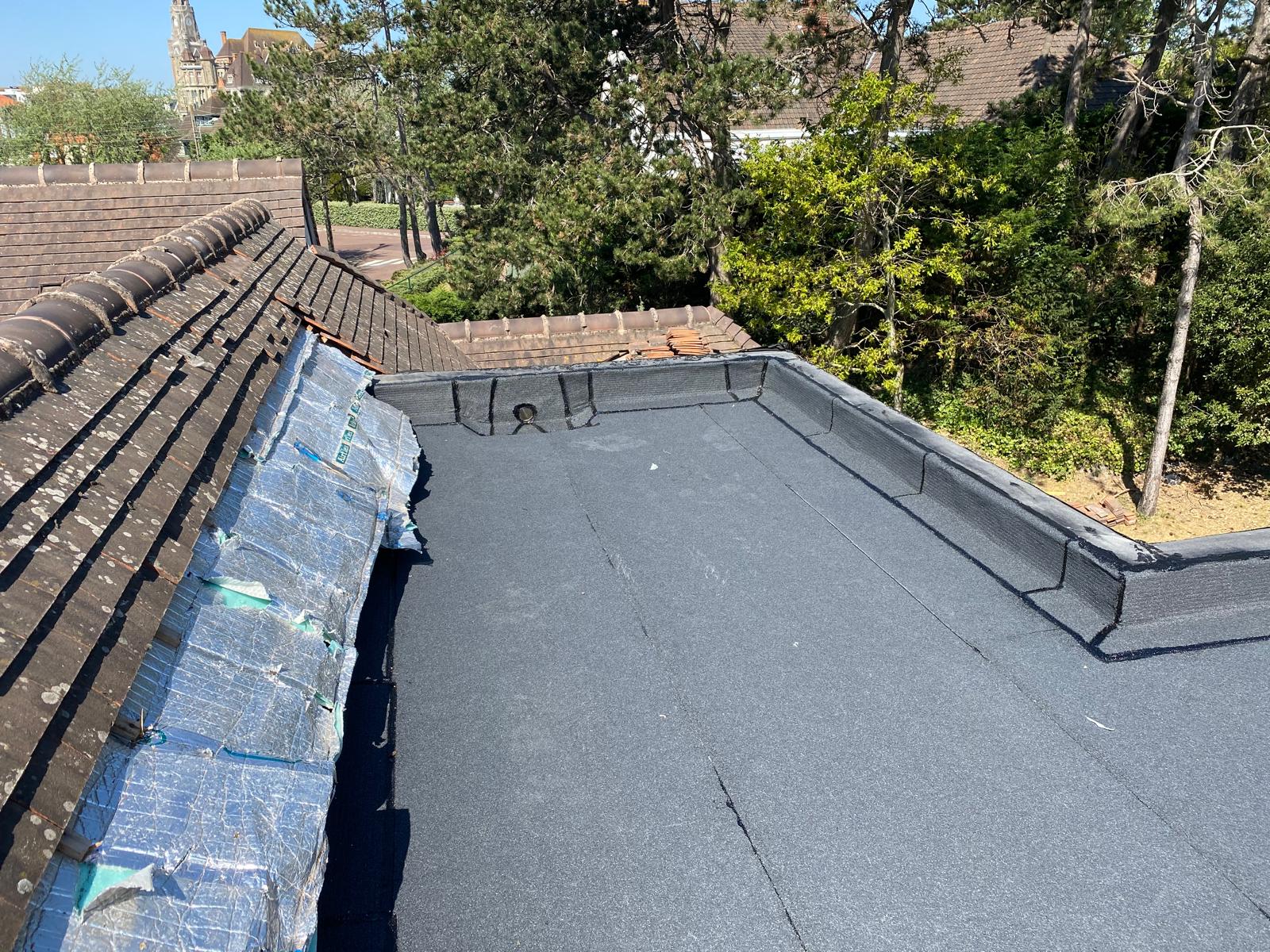 Toiture-terrasse en membrane bitume soudée sur un chantier de rénovation