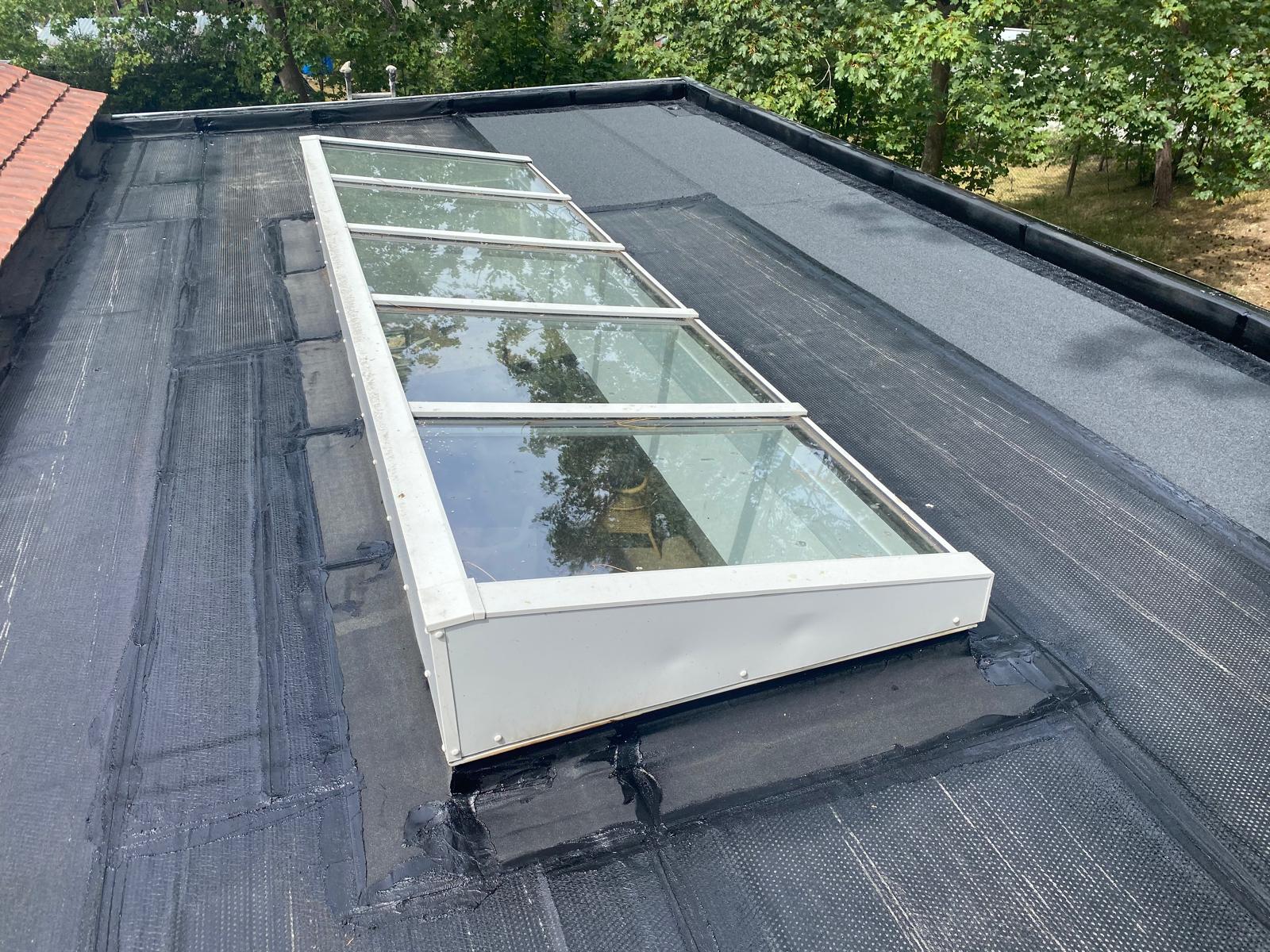 Étanchéité bitume autour d'une verrière de toit sur toiture-terrasse