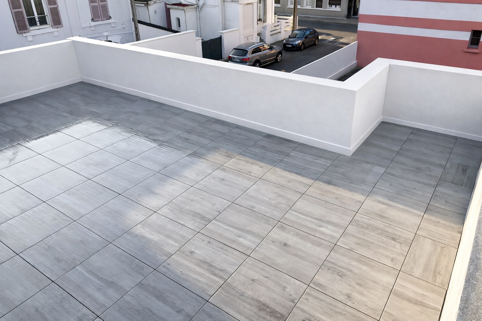 Terrasse d'appartement en dalles posées sur plots après étanchéité